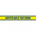 Adesivo segnaletico calpestabile Markin "Aspetta qui il tuo turno" in PVC 98x8,5 cm - Conf. 2 pezzi - X290COV-10